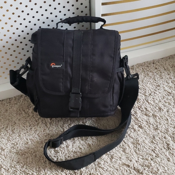 Lowepro Adventura 140 Camera Shoulder Bag - Picture 2 of 11
